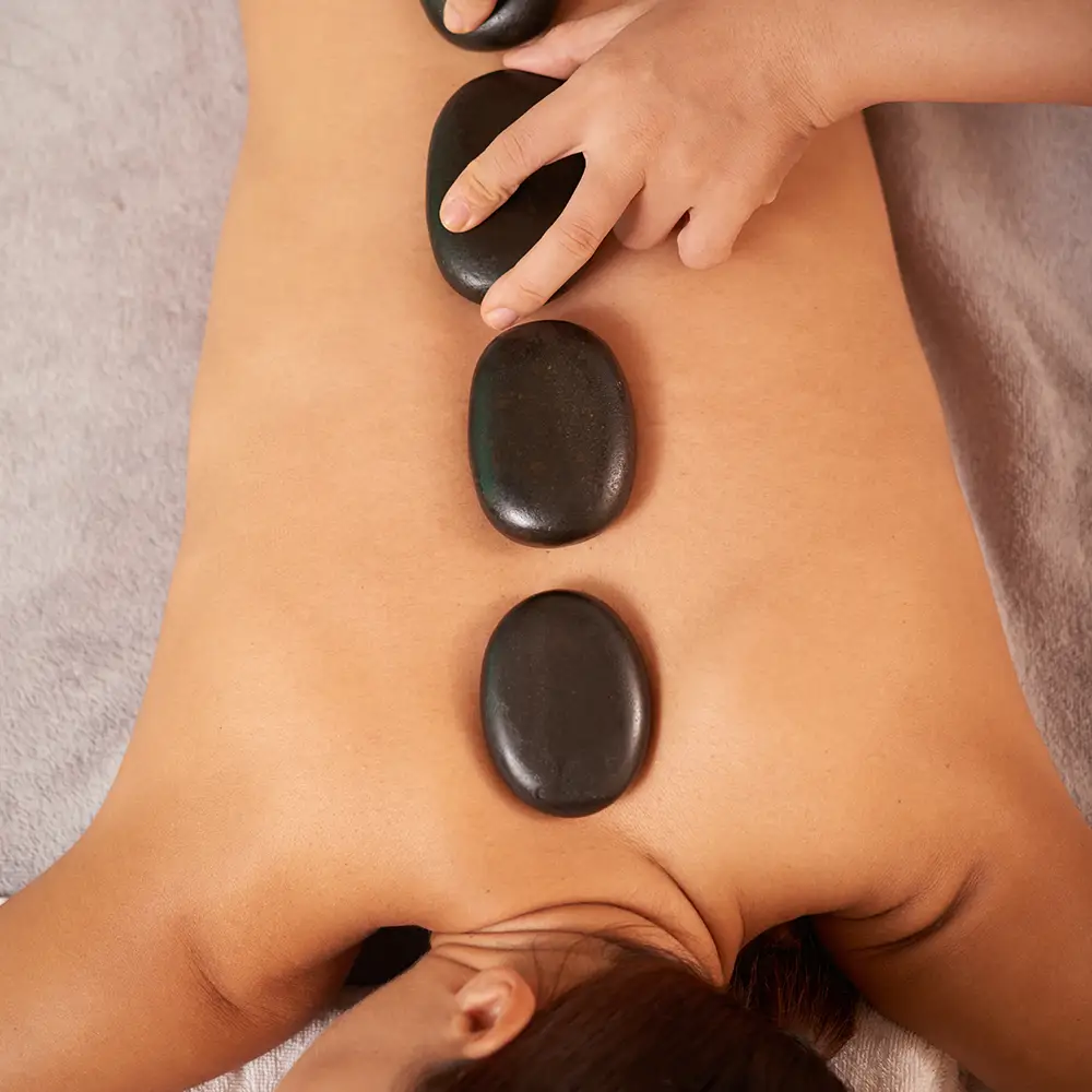 Massage apaisant aux pierres chaudes